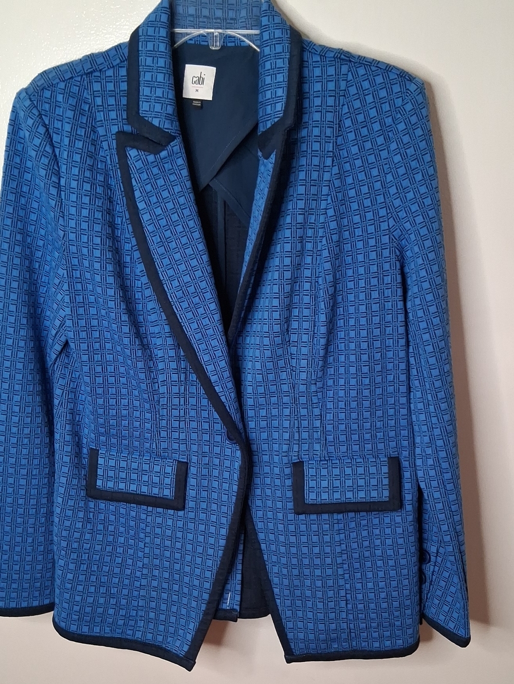NWT CAbi Women's Size Medium Blue Geometric Blazer with Black Trim